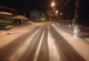 Pe drumurile naționale din județ se circulă în condiții de iarnă, majoritatea cu zăpadă frământată pe carosabil. S-a intervenit peste noapte cu 61 utilaje de deszăpezire