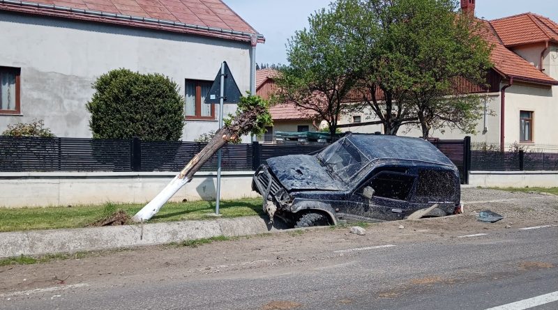 Mașină de teren răsturnată în șanț la Putna. Nimeni nu o revendică
