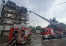 Acoperișul unui bloc în construcție din Fălticeni a luat foc de la un trăsnet