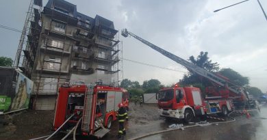 Acoperișul unui bloc în construcție din Fălticeni a luat foc de la un trăsnet