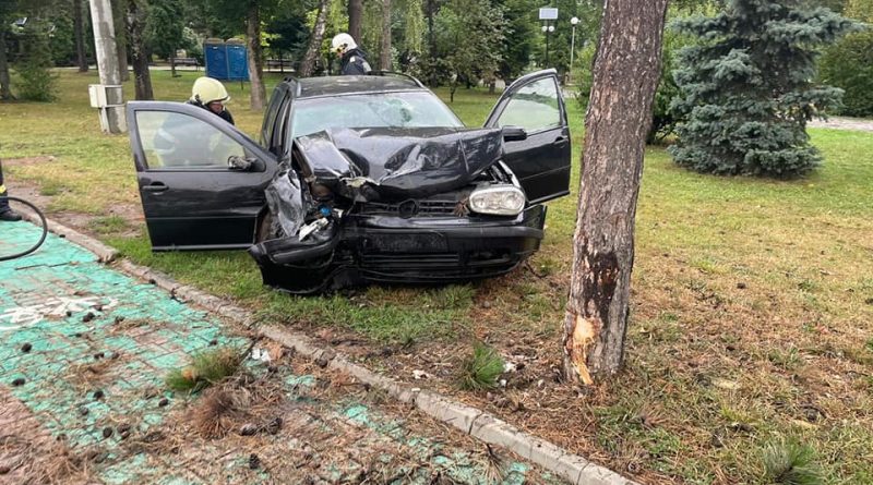Accident lângă Stadionul Areni. Un șofer de 19 ani a intrat cu mașina într-un copac din parcul Universității