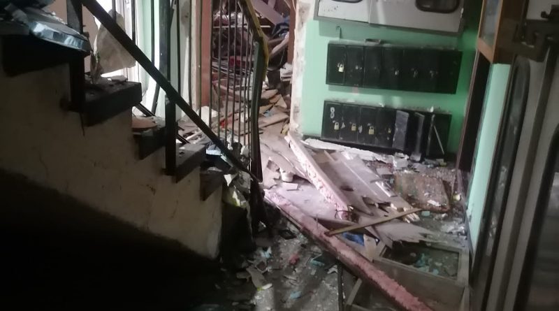 16 apartamente afectate de explozia unei butelii, la Vatra Dornei. O femeie de 79 de ani a suferit arsuri