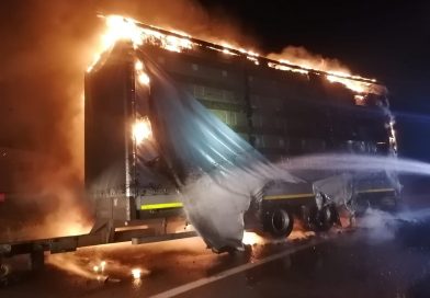 Un autocamion încărcat cu plite și cuptoare electrice a fost distrus de un incendiu aseară, la Spătărești