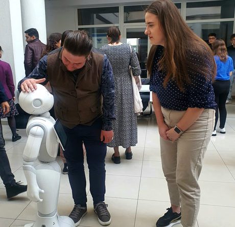 Pepper, robotul umanoid al USV, i-a întâmpinat pe participanții la competiția ,,Student pentru o zi”, le-a urat mult succes și i-a încurajat să se bucure de această zi frumoasă în campusul USV