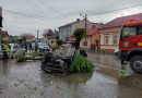 Șoferiță rămasă blocată în mașina răsturnată pe cupolă, într-un grav accident petrecut la Rădăuți