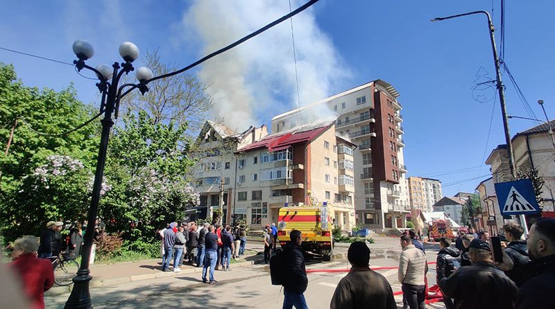 Oameni evacuați din două scări de bloc la Rădăuți, după ce a izbucnit un incendiu la acoperișul blocului