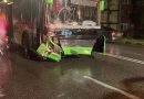 Un autoturism s-a ciocnit cu un autobuz în această seară, pe bulevardul George Enescu. Doi răniți duși la spital și trei mașini parcate au fost avariate
