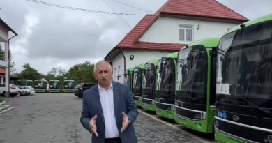 Vicovu de Sus, primul oraș din județ, după Suceava, cu transport public electric de călători: 10 microbuze electrice au ajuns astăzi la Vicovu de Sus